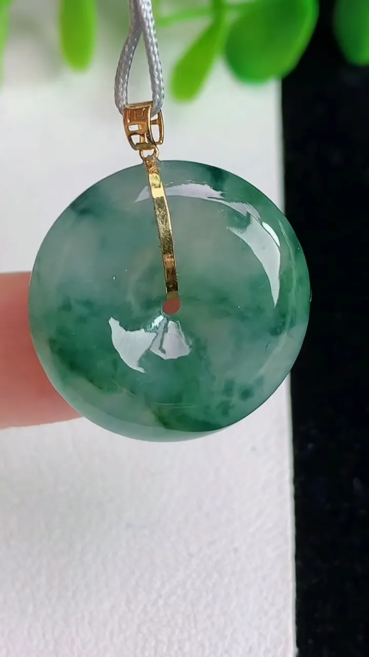 天然A货翡翠k金飘花平安扣吊坠，尺寸21.6-5.5，重量:5.52g
5月26日