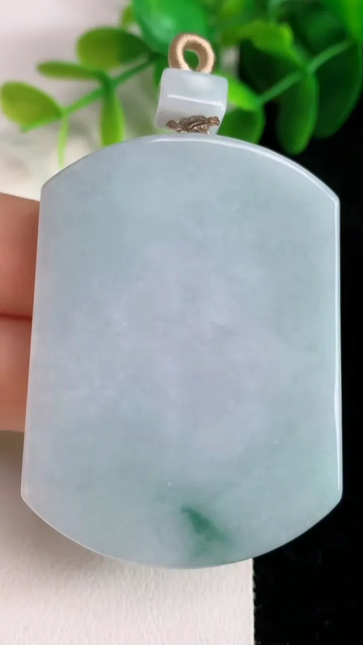 天然A货翡翠飘花无事牌吊坠，尺寸53.5-39.5-6.2，重量:41.12g
5月26日