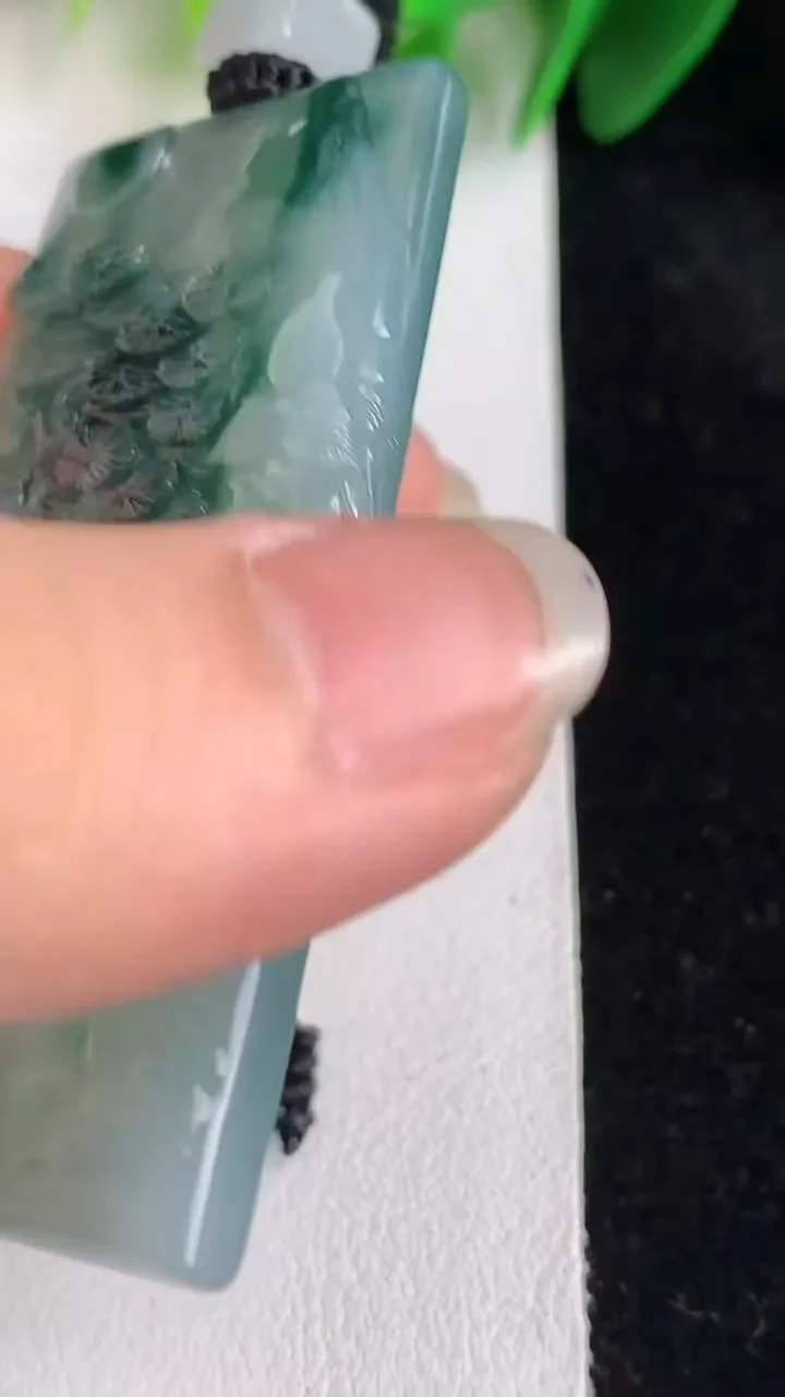 天然A货翡翠飘花山水牌吊坠，尺寸57.7-33.8-6，重量:36.66g
5月26日