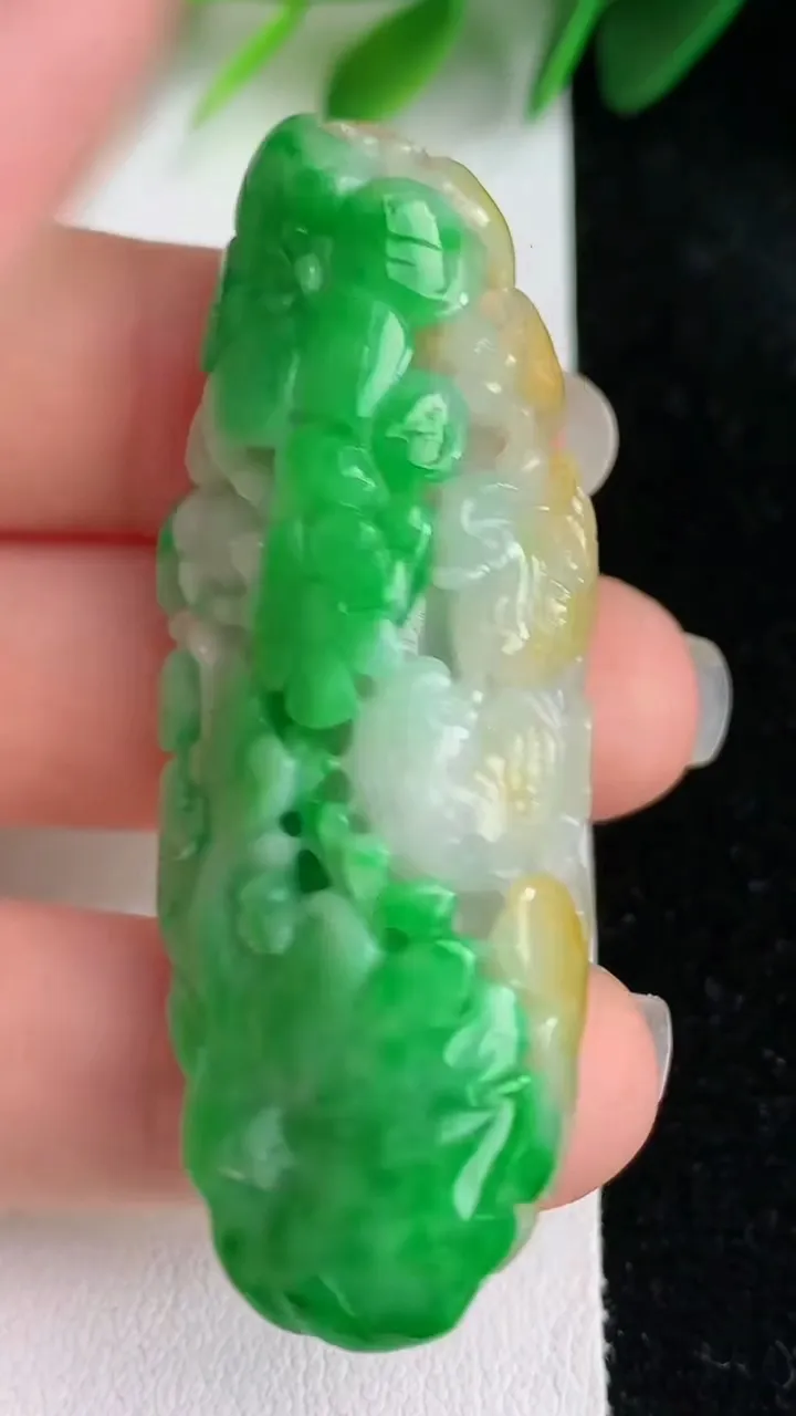 天然A货翡翠双彩荷叶鱼吊坠，尺寸55.2-20.8-16，重量:28.71g
5月26日