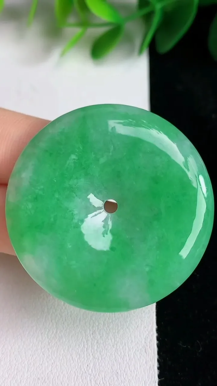 天然A货翡翠平安扣吊坠，尺寸41.8-5.7，重量:21.83g
5月26日