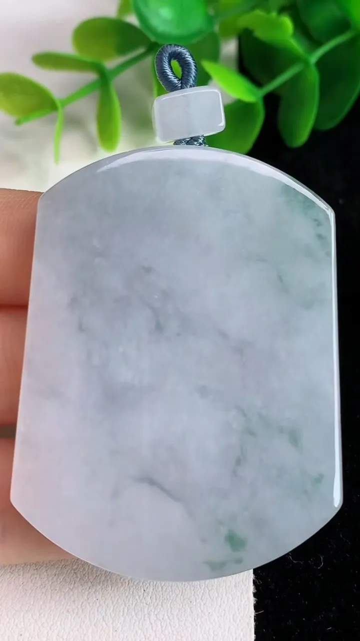 天然A货翡翠飘花无事牌吊坠，尺寸54-41-5.8，重量:40.10g
5月26日