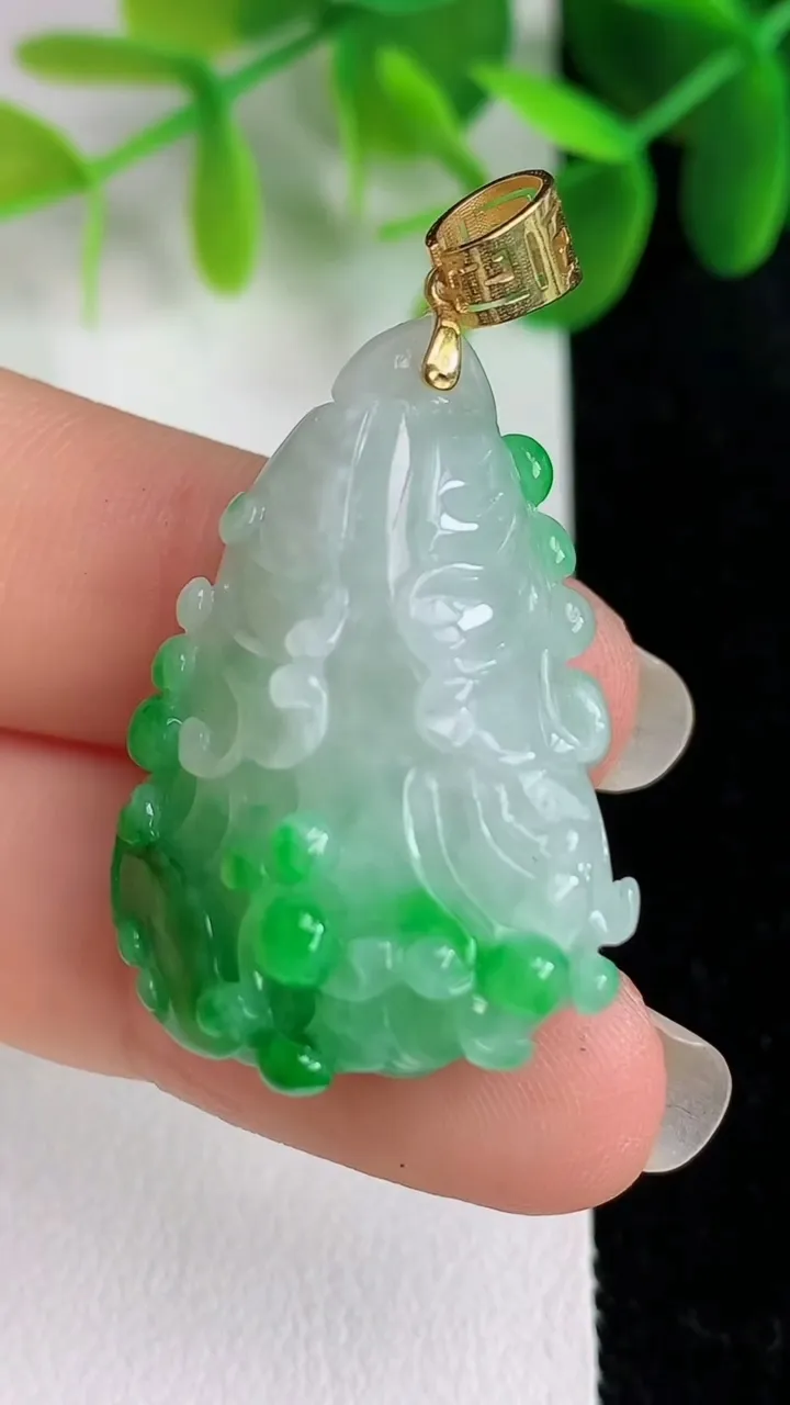 天然A货翡翠白菜吊坠，尺寸31.3-22.5-12，重量:11.20g
5月26日