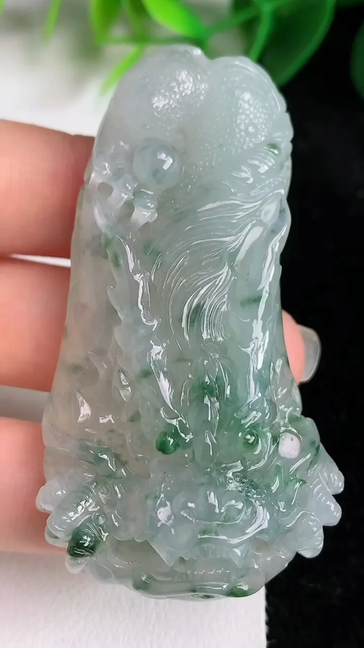 天然A货翡翠飘花龙牌吊坠，尺寸62.4-31.5-13.3，重量:46.00g
5月26日