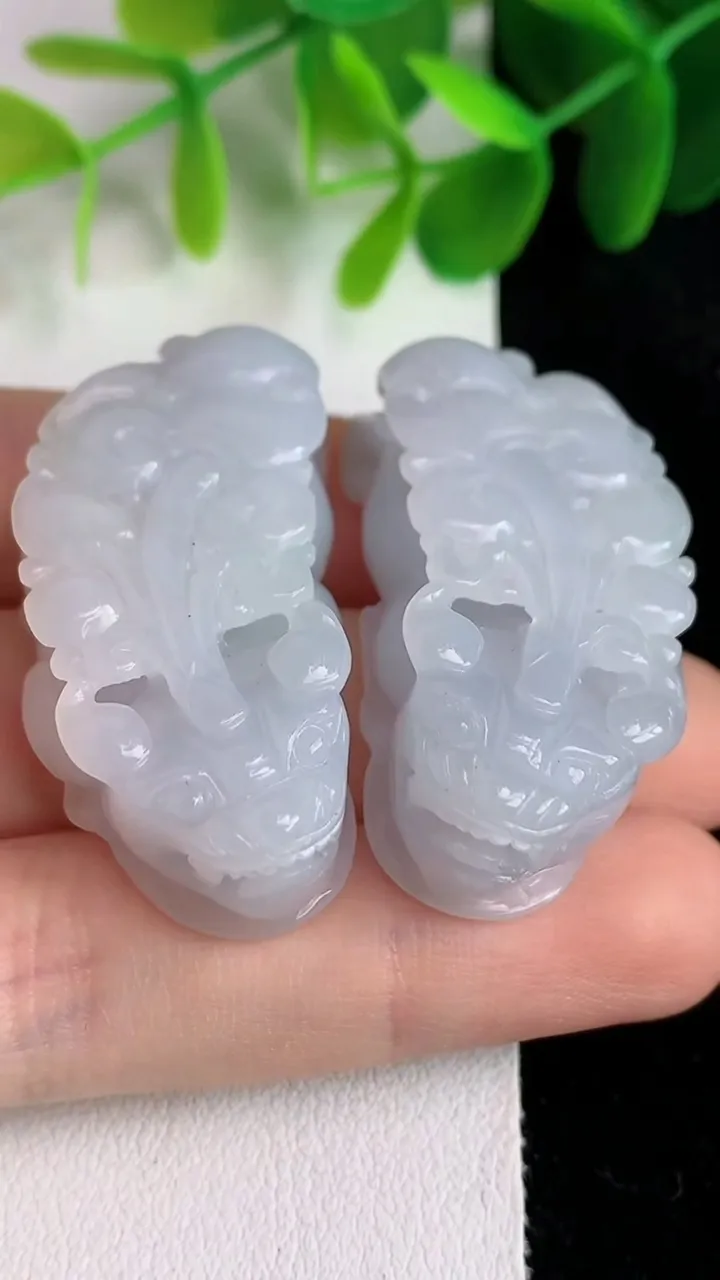 天然A货翡翠白冰貔貅吊坠一对，尺寸39.7-18.5-12.6，重量:41.03g
5月26日