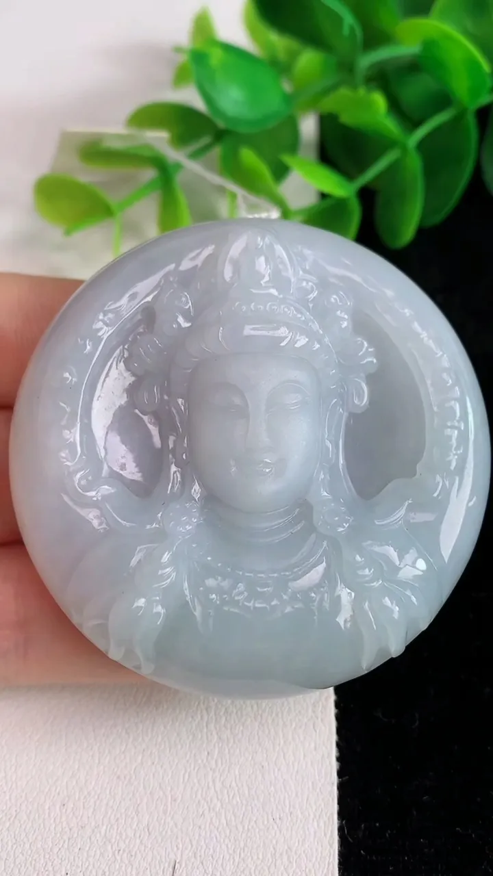 天然A货翡翠白冰观音头吊坠，尺寸53.8-12，重量:63.00g
5月26日