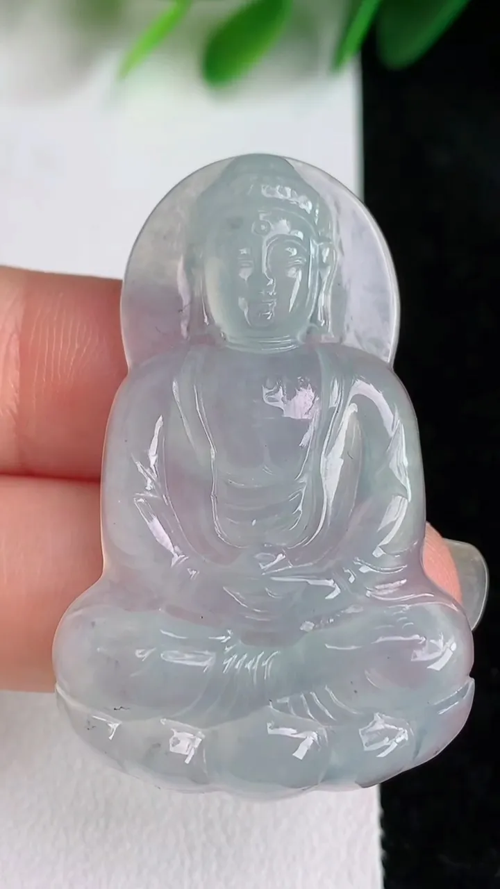 天然A货翡翠白冰大日如来吊坠，尺寸44-28-4.5，重量:10.18g
5月26日