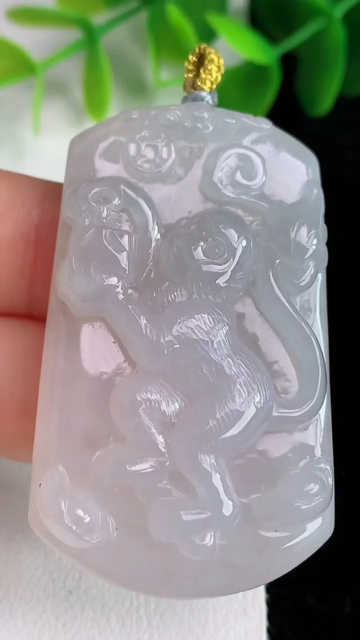 天然A货翡翠白冰生肖猴吊坠，尺寸50-30-9，重量:25.66g
5月26日