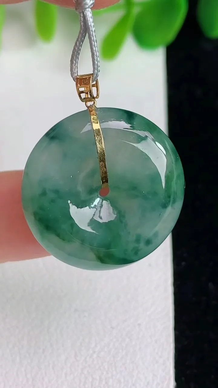 天然A货翡翠k金飘花平安扣吊坠，尺寸21.6-5.5，重量:5.52g
5月26日