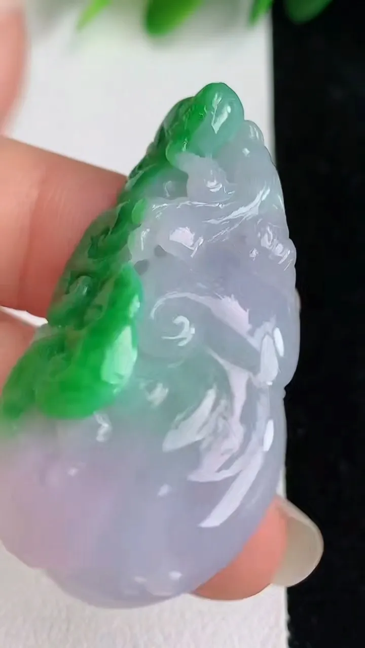 天然A货翡翠如意吊坠，尺寸44.6-23.7-11.7，重量:15.00g
5月26日