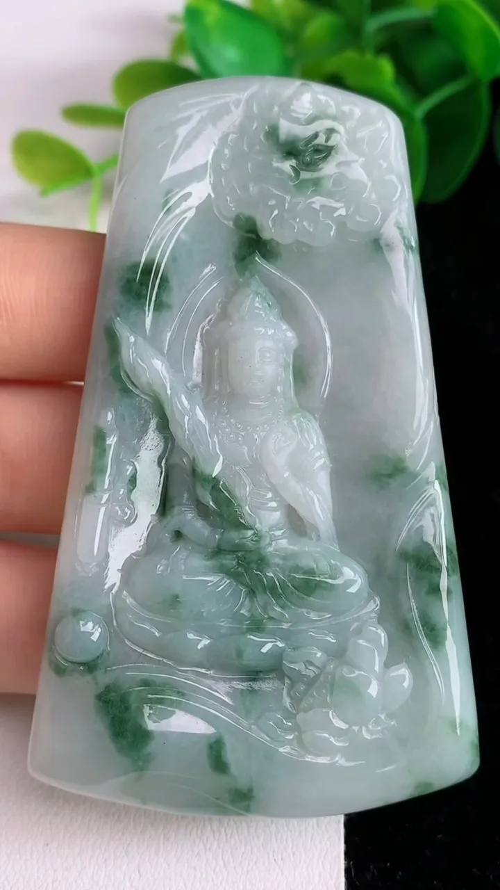 天然A货翡翠飘花文殊菩萨吊坠，尺寸72-43.5-6，重量:43.13g
5月26日