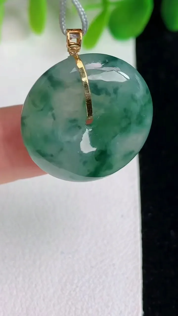 天然A货翡翠k金飘花平安扣吊坠，尺寸21.6-5.5，重量:5.52g
5月26日