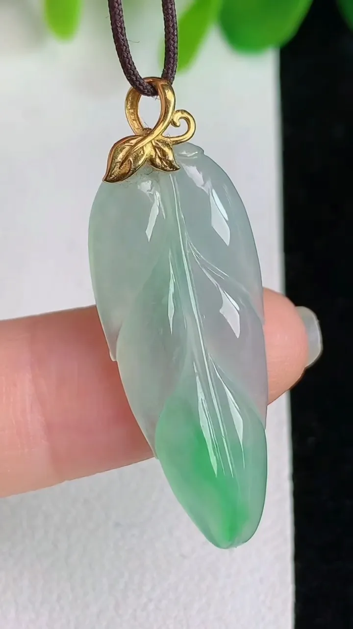 天然A货翡翠金枝玉叶 叶子吊坠，尺寸30.5-12.4-3.7，重量:2.85g
5月26日