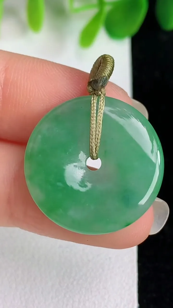 天然A货翡翠平安扣吊坠，尺寸22.5-3，重量:3.80g
5月26日