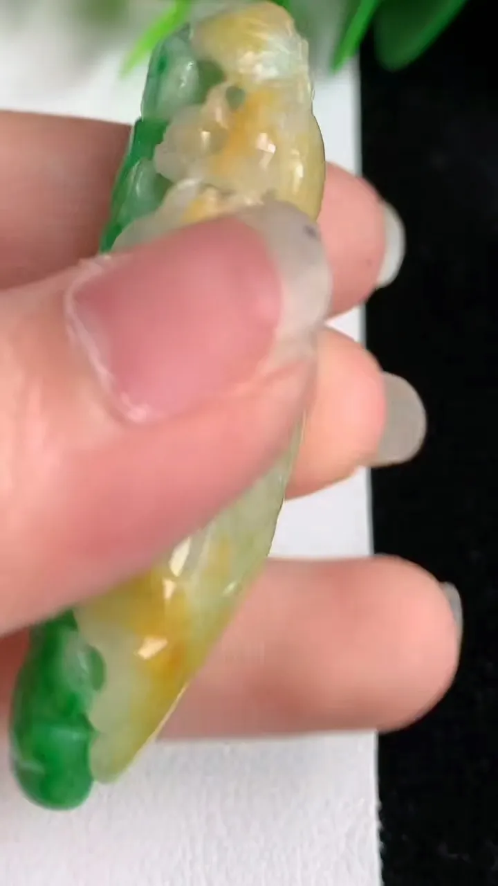 天然A货翡翠双彩荷叶鱼吊坠，尺寸55.2-20.8-16，重量:28.71g
5月26日