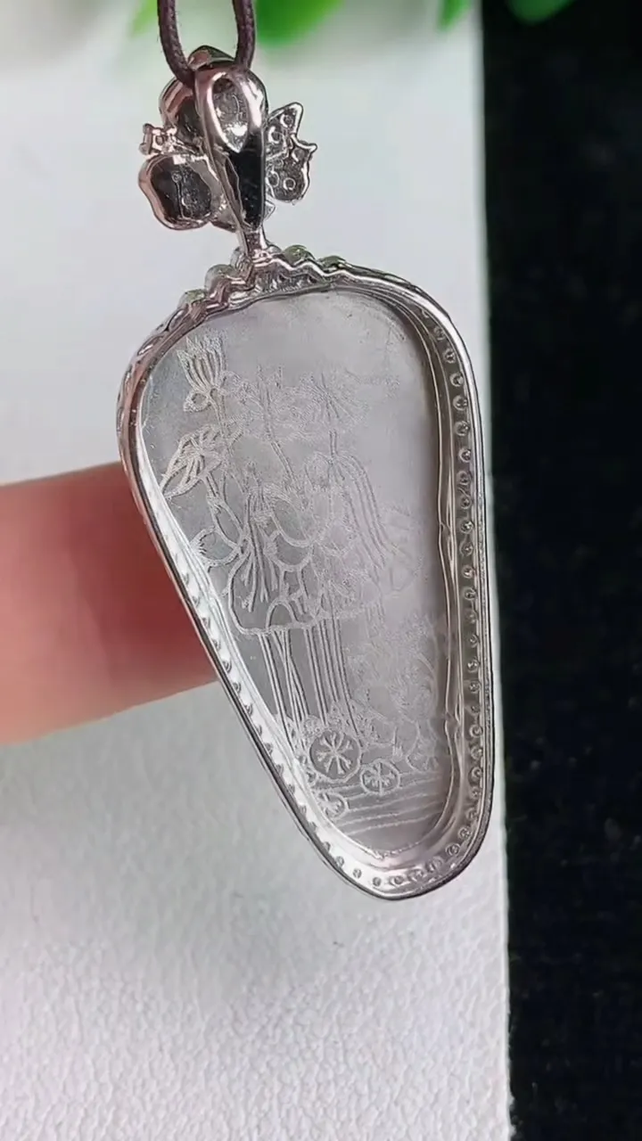 天然A货翡翠金枝玉叶 叶子吊坠，尺寸43.4-17.6-7.8，裸石30.4-14.5，重量:6.00g
5月26日