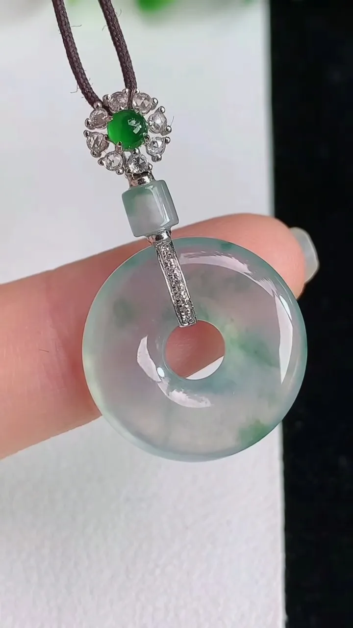 天然A货翡翠飘花平安环吊坠，尺寸18-3.5，重量:3.07g
5月26日