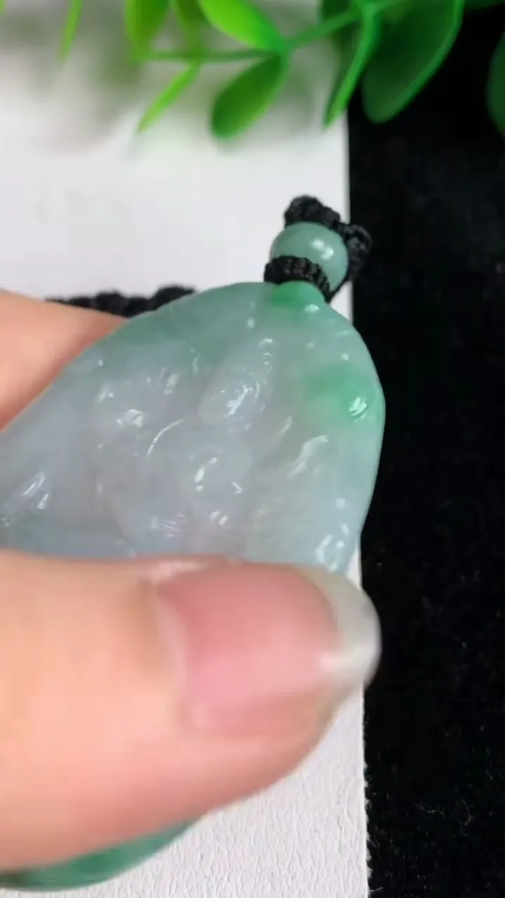 天然A货翡翠大势至观音菩萨吊坠，尺寸56.7-39.4-4.5，重量:27.25g
5月26日