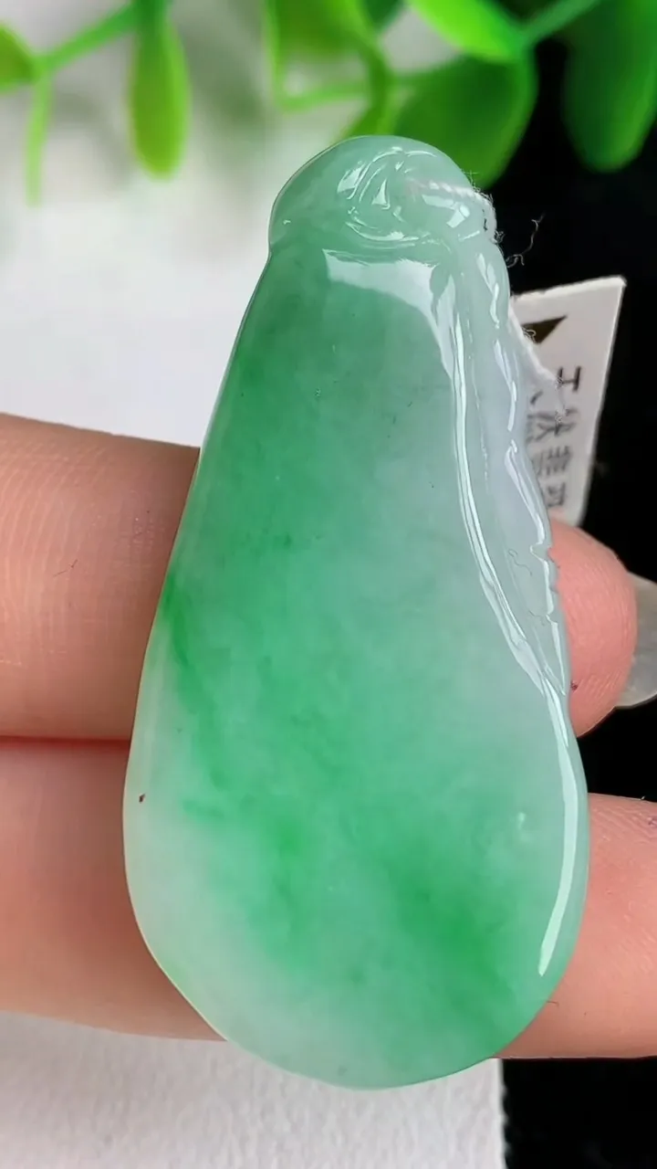 天然A货翡翠福瓜吊坠，尺寸44-21.4-5.8，重量:11.90g
5月26日