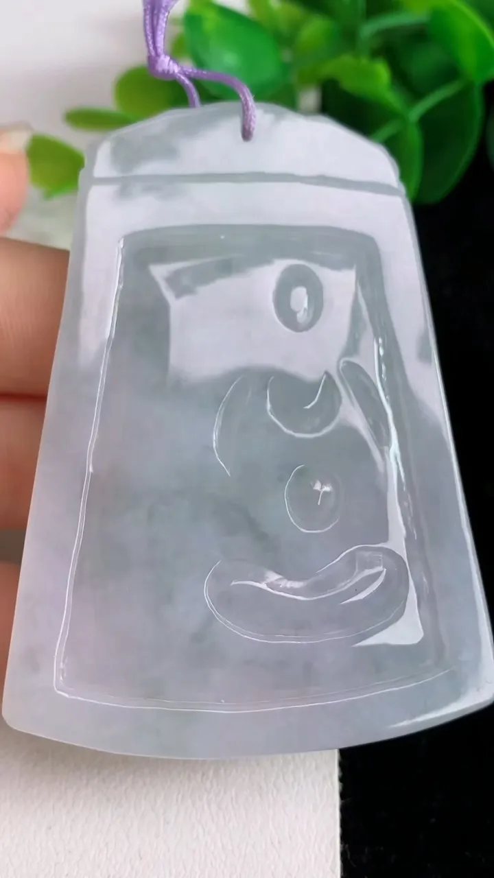 天然A货翡翠白冰大势至观音菩萨吊坠，尺寸66-48-5.8，重量:38.68g
5月26日