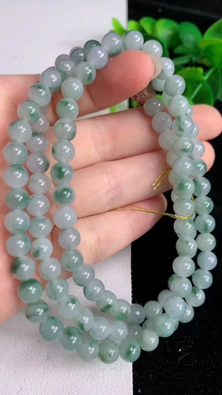 天然A货翡翠货飘花圆珠项链108颗，尺寸6.4，重量:52.22g5月27日
工厂直销收藏佳品,种好水足，色泽均匀，有种有色，上手高大气！