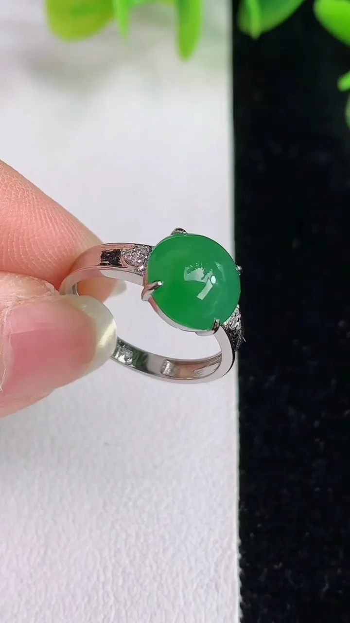 天然A货翡翠蛋面戒指，尺寸17-9.7，重量:3.34g2025年5月27日
工厂直销收藏佳品,种好水足，色泽均匀，有种有色，上手高大气！