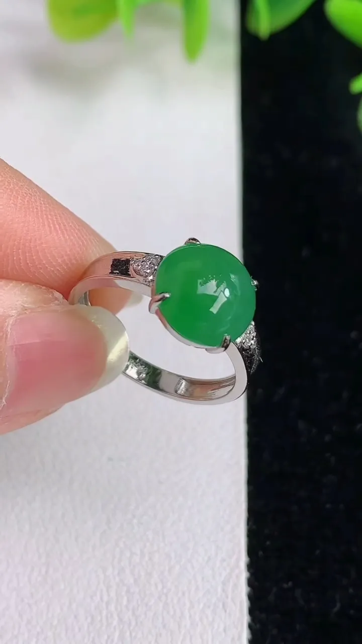 天然A货翡翠蛋面戒指，尺寸17-9.7，重量:3.34g2025年5月27日
工厂直销收藏佳品,种好水足，色泽均匀，有种有色，上手高大气！