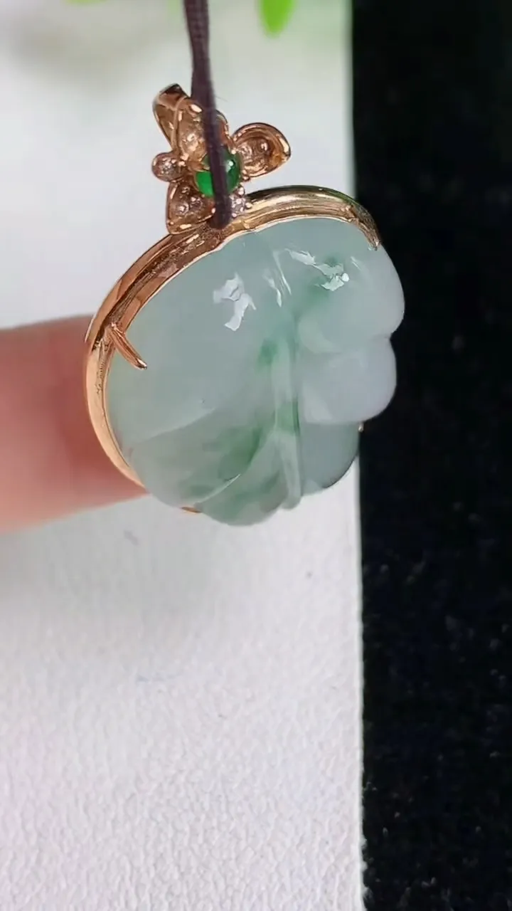 天然A货翡翠飘花金枝玉叶 叶子吊坠，尺寸35-21.2-8，裸石26-19.5，重量:7.38g
5