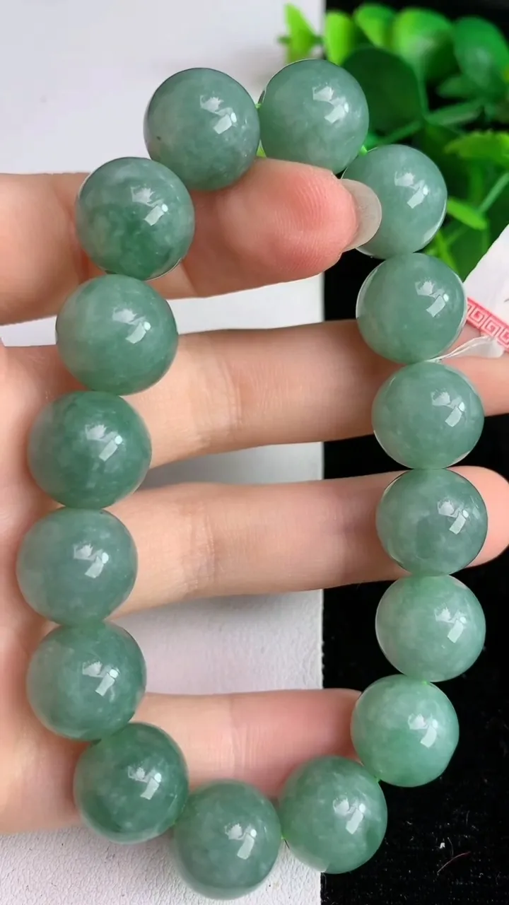 天然A货翡翠圆珠手串16颗，尺寸13，重量:58.87g5月27日
工厂直销收藏佳品,种好水足，色泽均匀，有种有色，上手高大气！