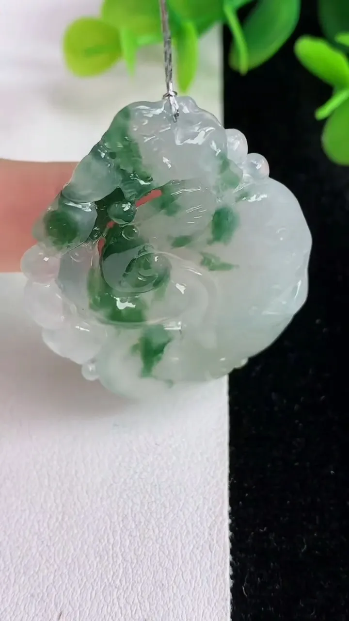 天然A货翡翠飘花如意吊坠，尺寸45.7-35.2-6.6，重量:17.50g
5月27日
