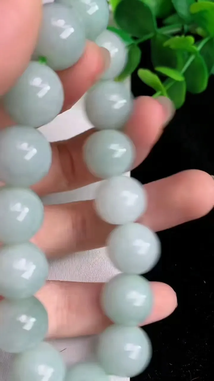 天然A货翡翠圆珠手串16颗，尺寸13.4，重:65.92g5月27日
工厂直销收藏佳品,种好水足，色泽均匀，有种有色，上手高大气！