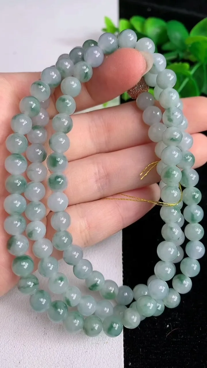 天然A货翡翠货飘花圆珠项链108颗，尺寸6.4，重量:52.22g5月27日
工厂直销收藏佳品,种好水足，色泽均匀，有种有色，上手高大气！