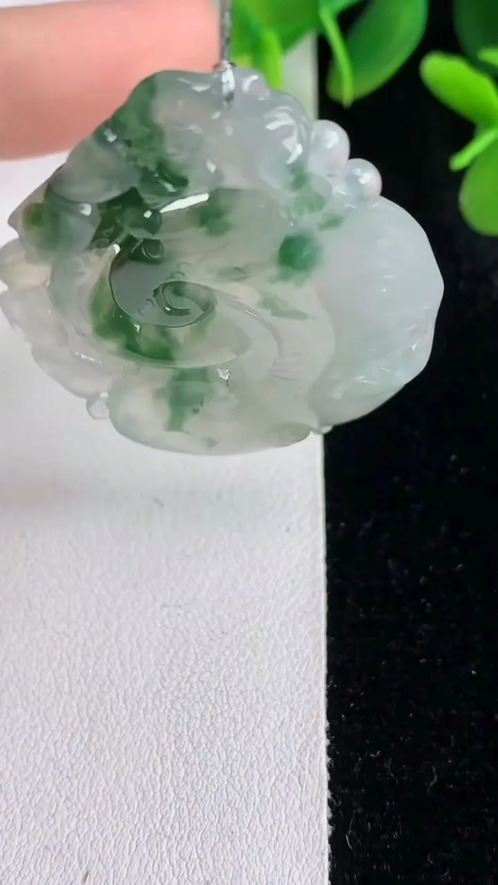 天然A货翡翠飘花如意吊坠，尺寸45.7-35.2-6.6，重量:17.50g
5月27日