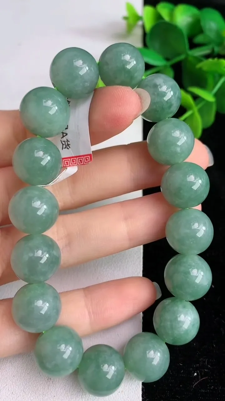 天然A货翡翠圆珠手串16颗，尺寸13，重量:58.87g5月27日
工厂直销收藏佳品,种好水足，色泽均匀，有种有色，上手高大气！