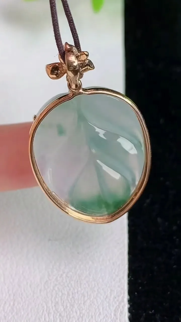 天然A货翡翠飘花金枝玉叶 叶子吊坠，尺寸35-21.2-8，裸石26-19.5，重量:7.38g
5月27日