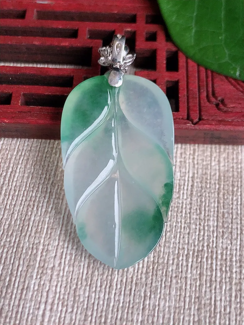 a货翡翠老坑冰种18K金伴钻镶嵌飘花叶子金枝玉叶吊坠  尺寸45×35.5×20.4×4mm 重量6.73g 0525