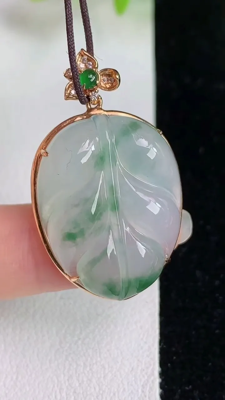 天然A货翡翠飘花金枝玉叶 叶子吊坠，尺寸35-21.2-8，裸石26-19.5，重量:7.38g
5月27日