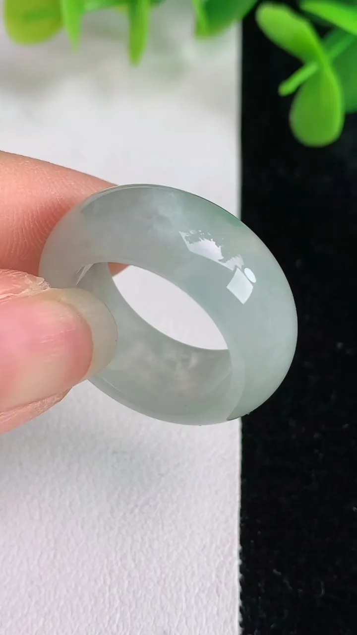 天然A货翡翠白冰指环扳指，尺寸19-10-4.5，重:9.38g2025年5月27日
工厂直销收藏佳品,种好水足，色泽均匀，有种有色，上手高大气！