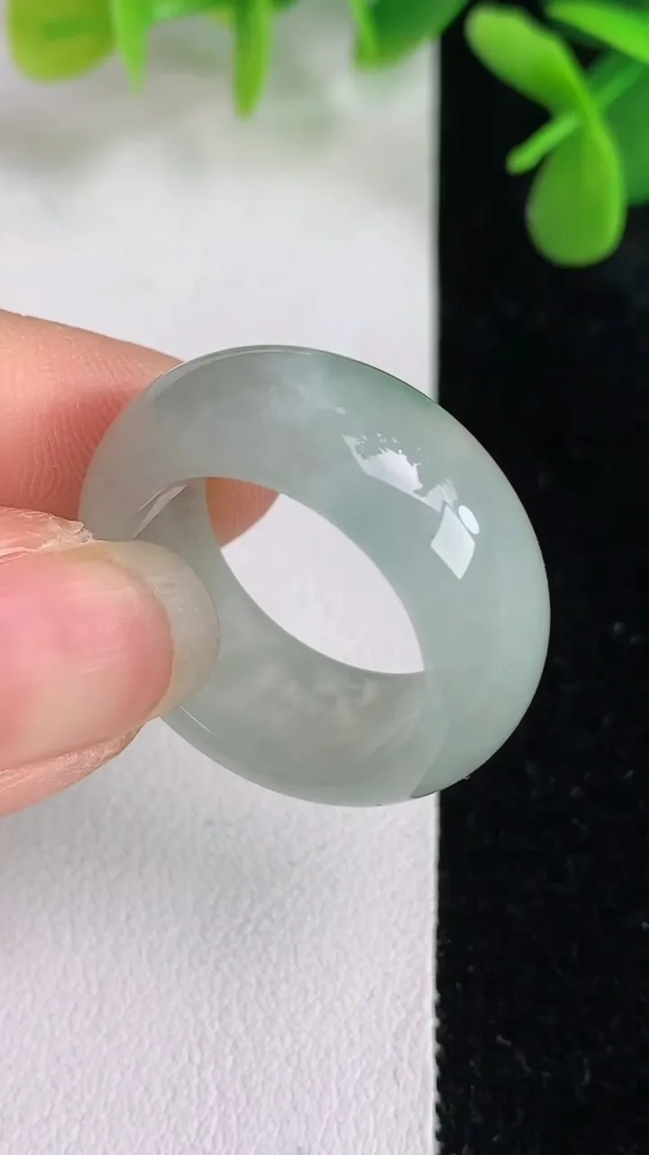 天然A货翡翠白冰指环扳指，尺寸19-10-4.5，重:9.38g2025年5月27日
工厂直销收藏佳品,种好水足，色泽均匀，有种有色，上手高大气！