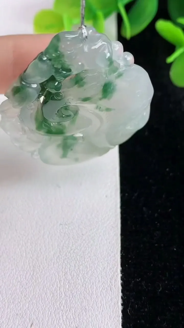 天然A货翡翠飘花如意吊坠，尺寸45.7-35.2-6.6，重量:17.50g
5月27日