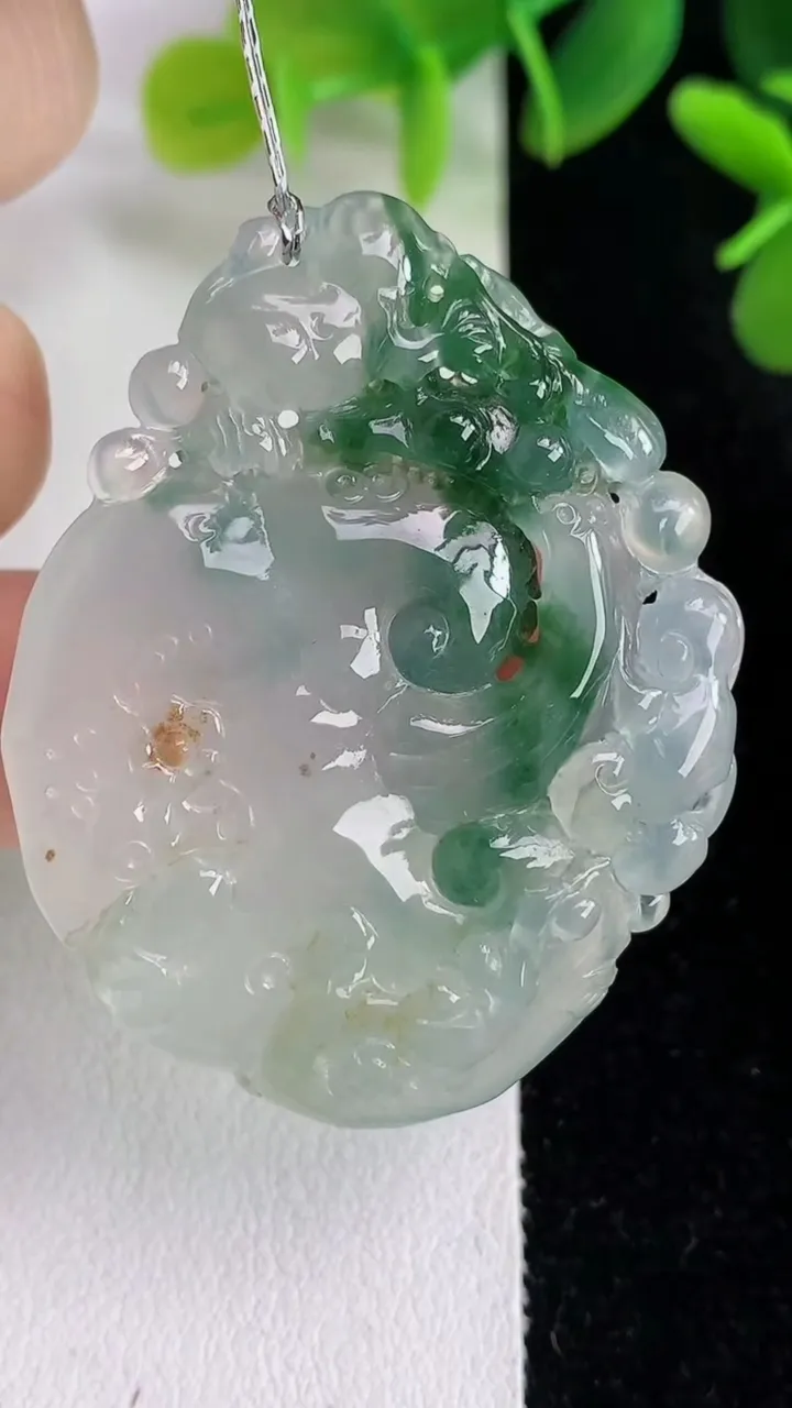 天然A货翡翠飘花如意吊坠，尺寸45.7-35.2-6.6，重量:17.50g
5月27日