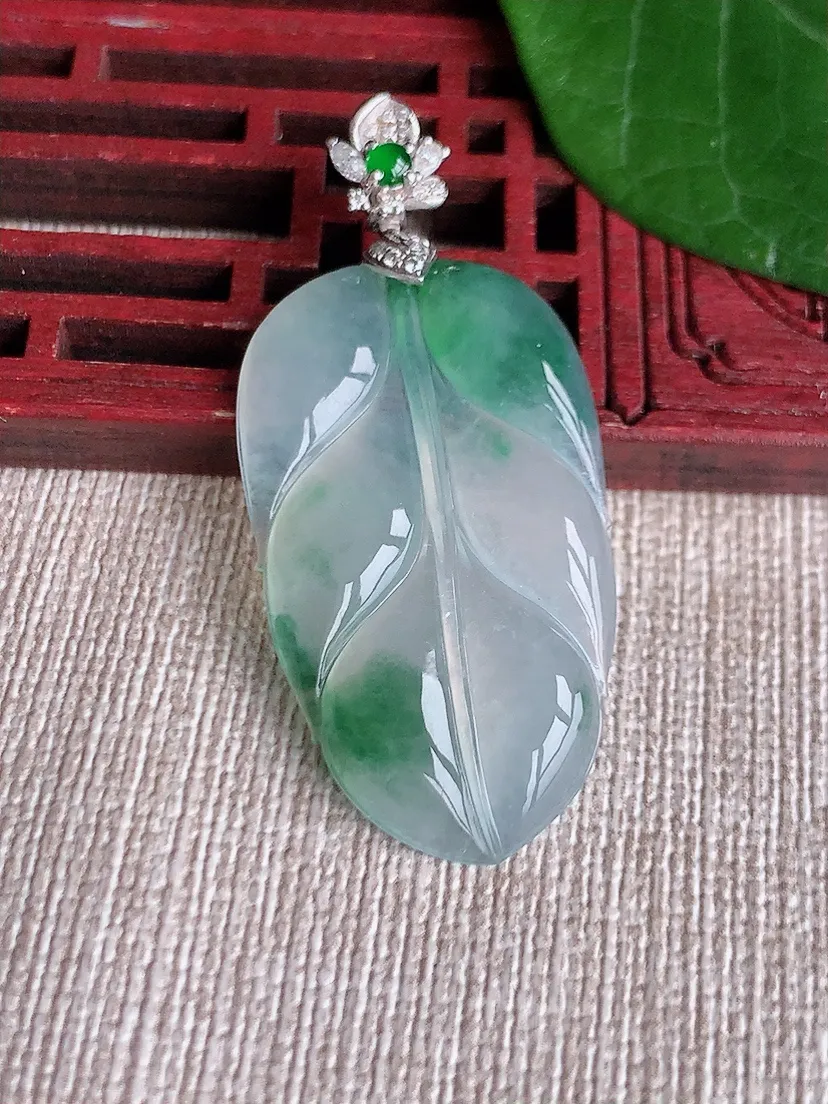 a货翡翠老坑冰种18K金伴钻镶嵌飘花叶子金枝玉叶吊坠  尺寸45×35.5×20.4×4mm 重量6.73g 0525