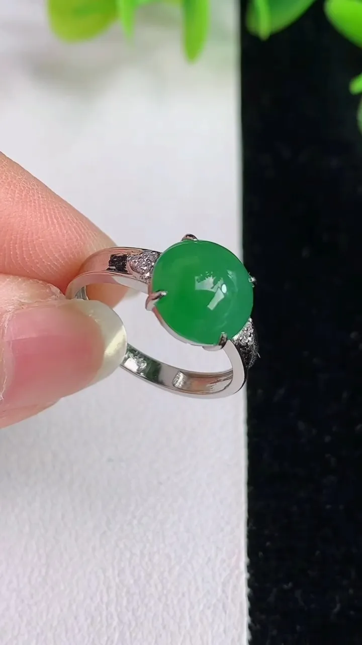 天然A货翡翠蛋面戒指，尺寸17-9.7，重量:3.34g2025年5月27日
工厂直销收藏佳品,种好水足，色泽均匀，有种有色，上手高大气！
