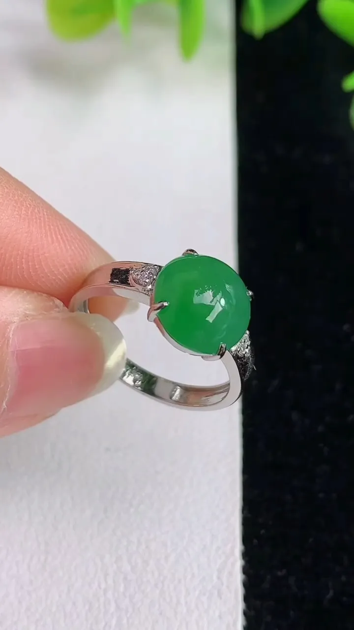 天然A货翡翠蛋面戒指，尺寸17-9.7，重量:3.34g2025年5月27日
工厂直销收藏佳品,种好