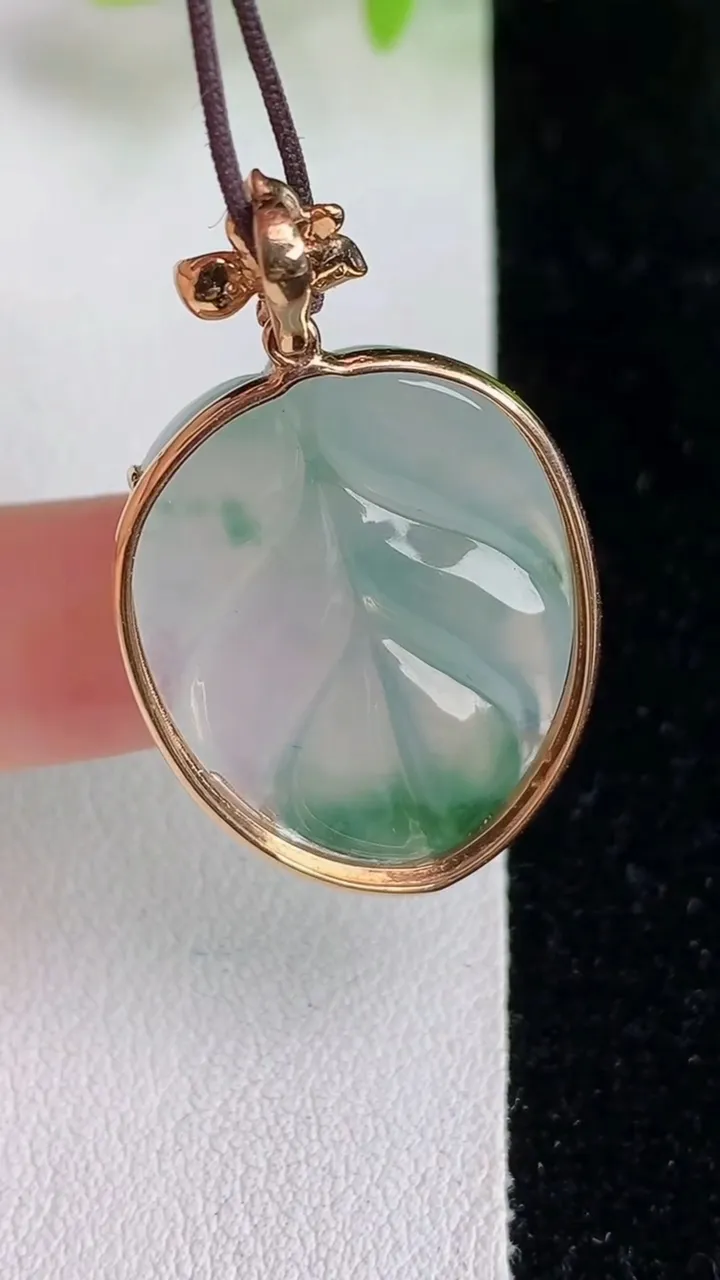 天然A货翡翠飘花金枝玉叶 叶子吊坠，尺寸35-21.2-8，裸石26-19.5，重量:7.38g
5月27日
