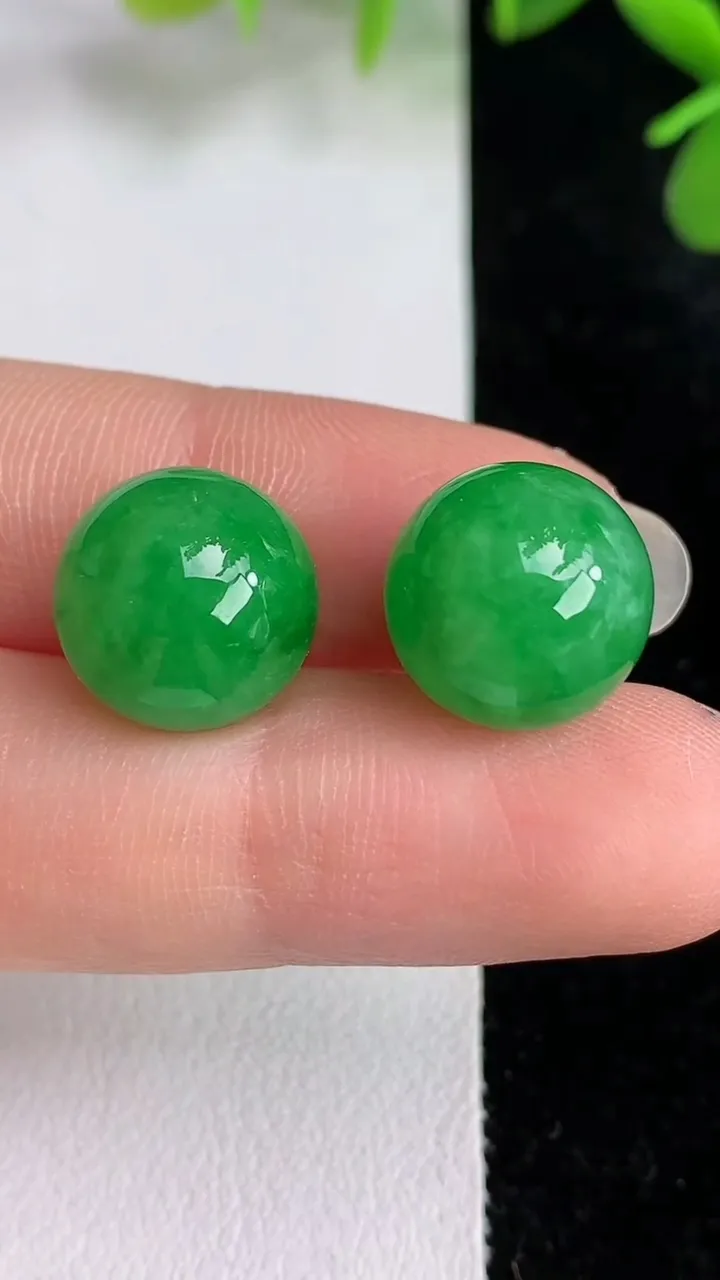 天然A货翡翠圆珠一对，尺寸12，重量:7.05g
5月28日