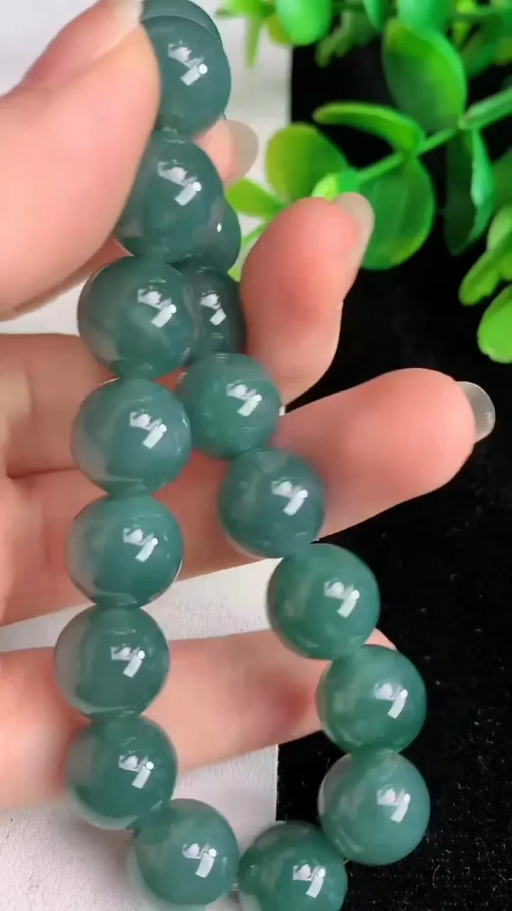 天然A货翡翠货蓝水圆珠手串18颗，尺寸11.8，重:49.61g5月28日
工厂直销收藏佳品,种好水足，色泽均匀，有种有色，上手高大气！