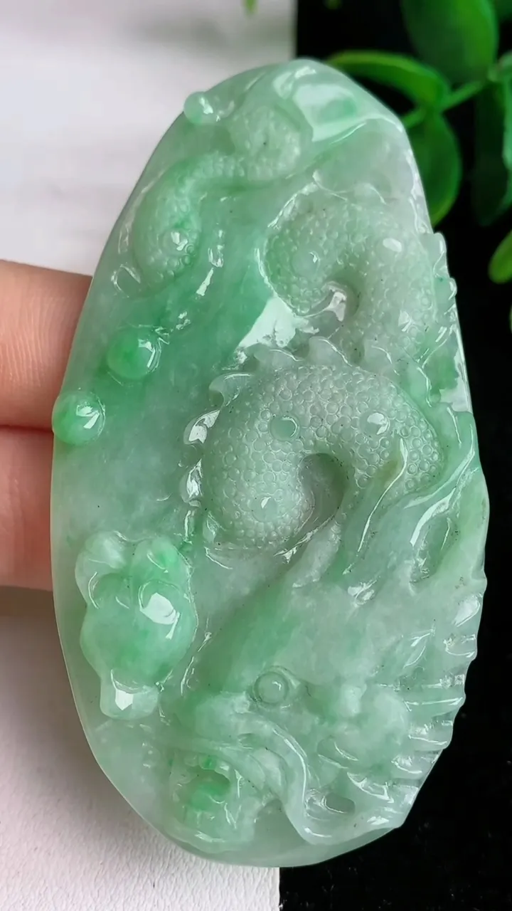 天然A货翡翠龙牌吊坠，尺寸75-41-5，重:26.86g
5月28日