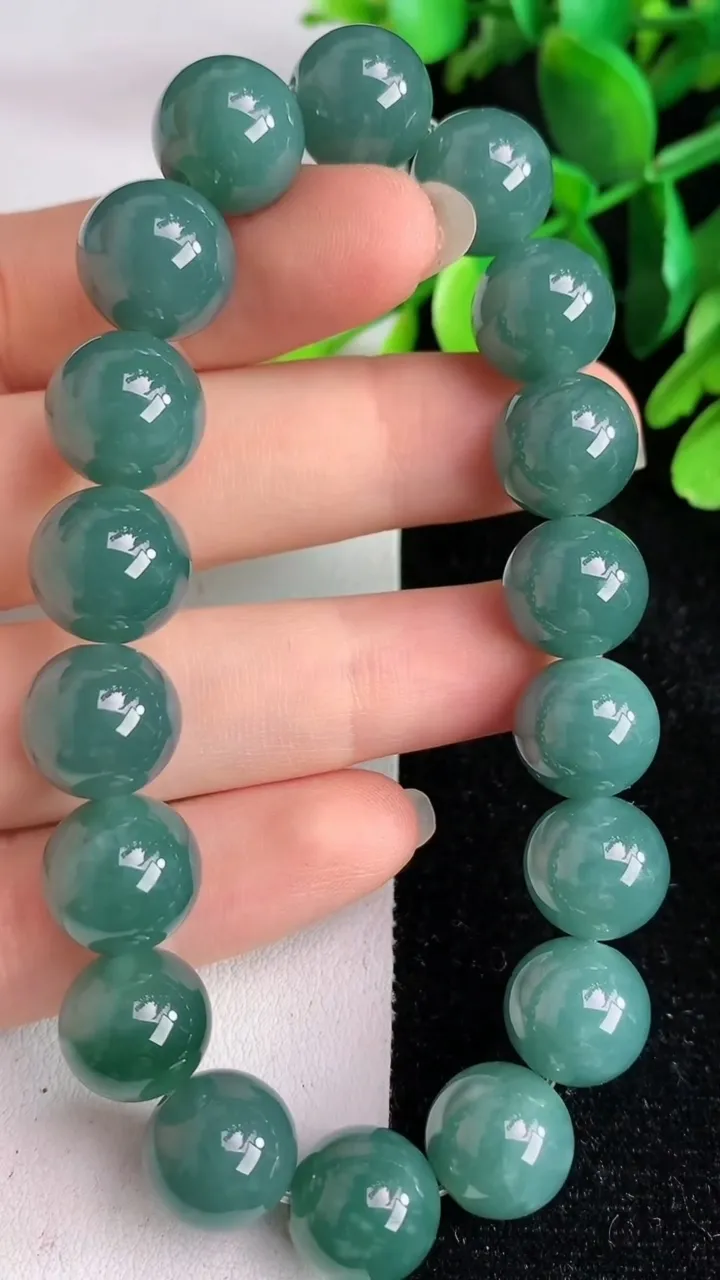 天然A货翡翠货蓝水圆珠手串18颗，尺寸11.8，重:49.61g5月28日
工厂直销收藏佳品,种好水足，色泽均匀，有种有色，上手高大气！