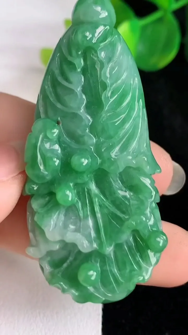 天然A货翡翠白菜吊坠，尺寸57.2-25.9-14.5，重:30.04g
5月28日